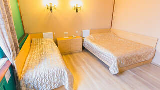 Гостиница Айвенго Курган Стандартный трехместный номер-1